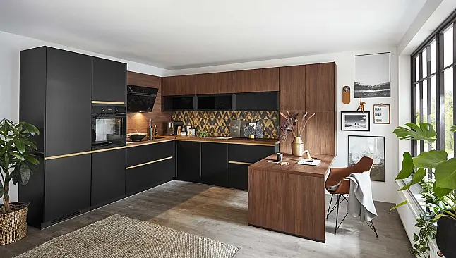 Grifflose L-Küche mit Fronten in Schwarz supermatt und Nussbaum NB Farbkombination