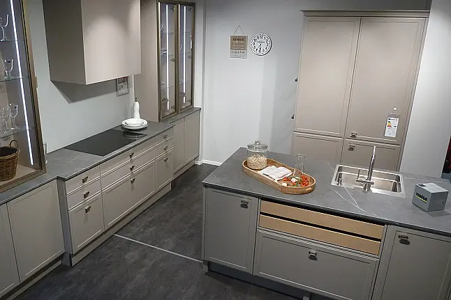 Moderne Küche in Mattlack Lava