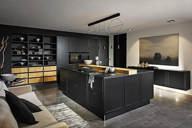 Luxuriöse Inselküche in Schwarz softmatt
