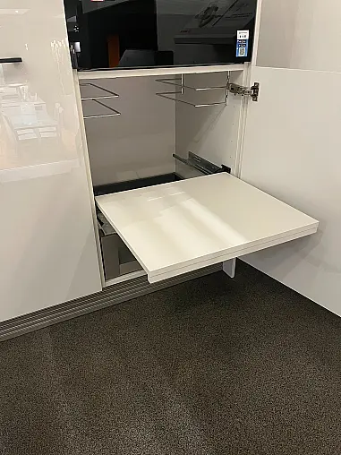 Ballerina Designküche Smart Glas Achatweiß mit schwarzer Keramik