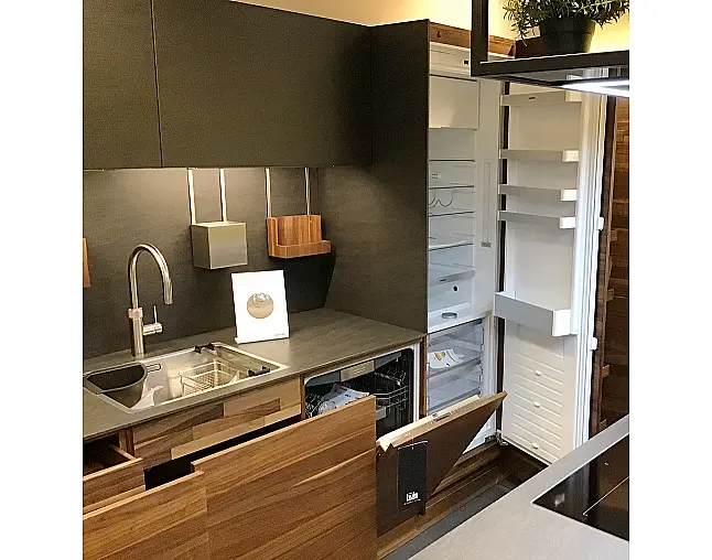 Stilvolle Team 7 Küche aus Nussbaum mit keramischen Akzenten in Basalt black