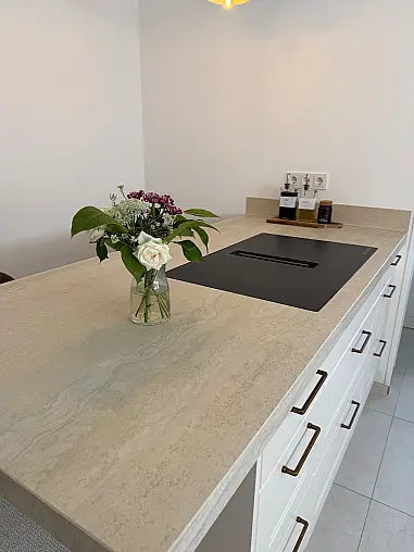 Moderne Landhausküche mit Keramikarbeitsplatte
