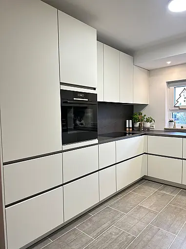 Moderne grifflose U-Form Küche mit keramischer Arbeitsplatte
