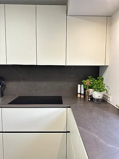 Moderne grifflose U-Form Küche mit keramischer Arbeitsplatte