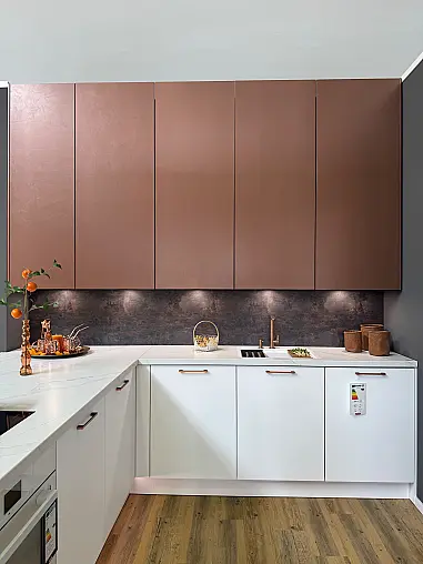 Stilvolle Küche in Schneeweiß mit Kupfer-Metallic Highlights