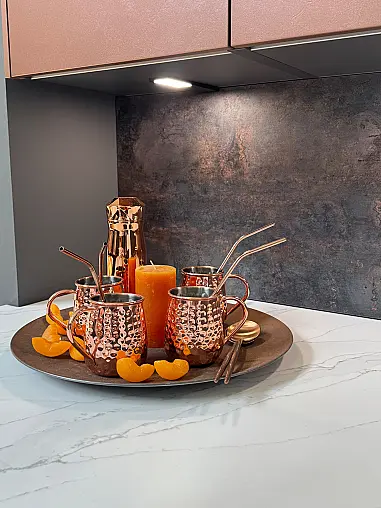 Stilvolle Küche in Schneeweiß mit Kupfer-Metallic Highlights