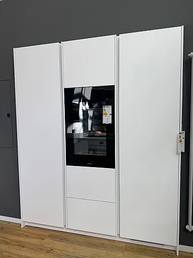 Stilvolle Küche in Schneeweiß mit Kupfer-Metallic Highlights