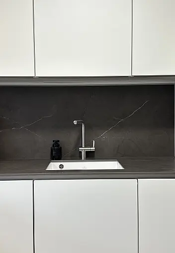 Moderne grifflose U-Form Küche mit keramischer Arbeitsplatte