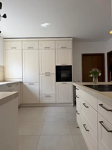 Moderne Landhausküche mit Keramikarbeitsplatte