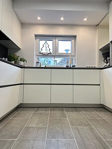 Moderne grifflose U-Form Küche mit keramischer Arbeitsplatte