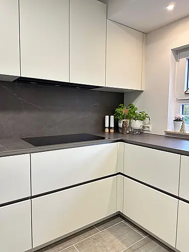 Moderne grifflose U-Form Küche mit keramischer Arbeitsplatte