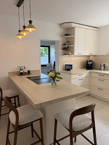 Moderne Landhausküche mit Keramikarbeitsplatte