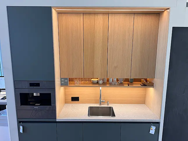 Architektenküche in Kobaltgrün mit Quarzstein Arbeitsplatte