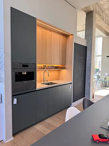 Architektenküche in Kobaltgrün mit Quarzstein Arbeitsplatte