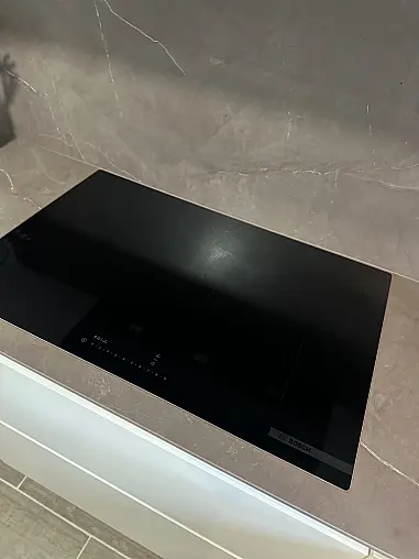 Moderne grifflose U-Form Küche mit keramischer Arbeitsplatte