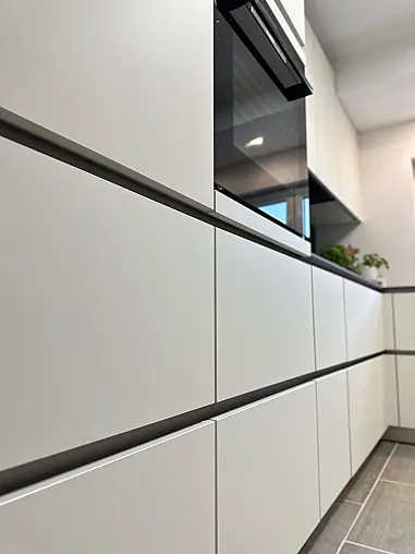 Moderne grifflose U-Form Küche mit keramischer Arbeitsplatte