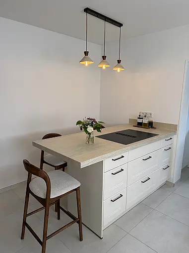Moderne Landhausküche mit Keramikarbeitsplatte