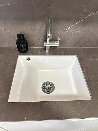 Moderne grifflose U-Form Küche mit keramischer Arbeitsplatte