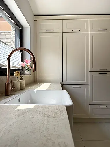 Moderne Landhausküche mit Keramikarbeitsplatte