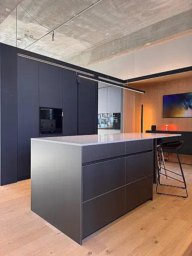 High-End Architektenküche mit Aluminiumfront und Quarzstein Arbeitsplatte
