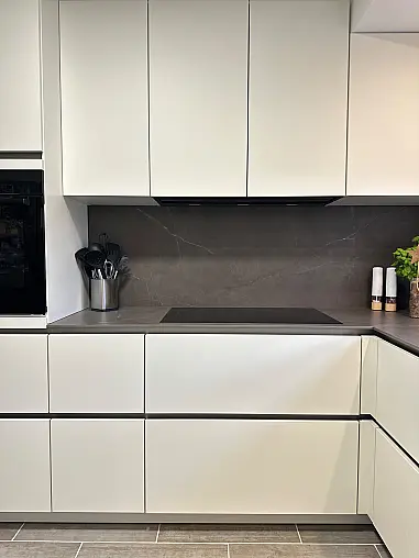 Moderne grifflose U-Form Küche mit keramischer Arbeitsplatte