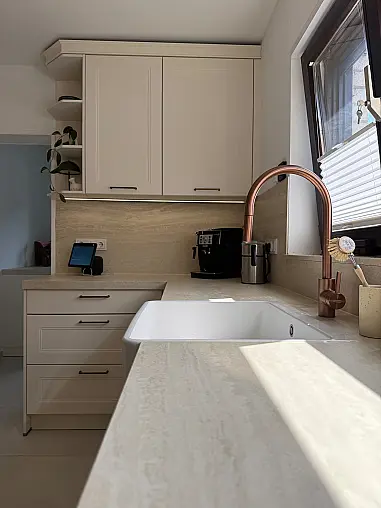 Moderne Landhausküche mit Keramikarbeitsplatte