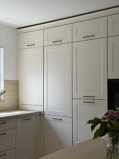 Moderne Landhausküche mit Keramikarbeitsplatte