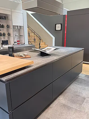Moderne Küche in Samtblau und Edelstahl Optik