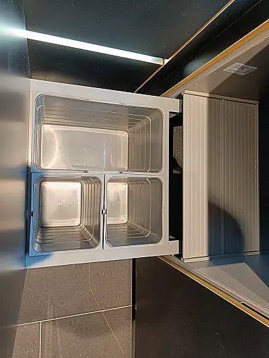 moderne Einbauküche mit Hochschränken