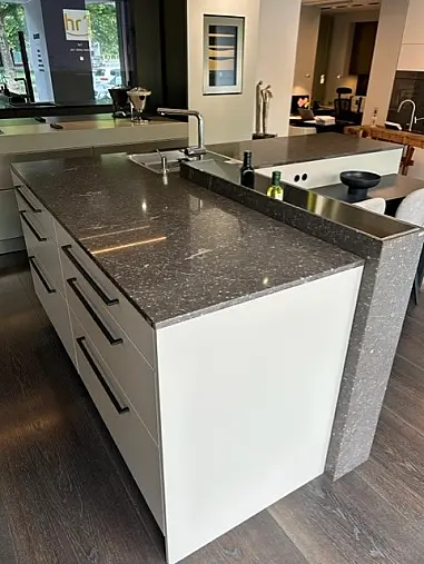 Exklusive SieMatic Urban Küche mit integriertem Sony Bildschirm