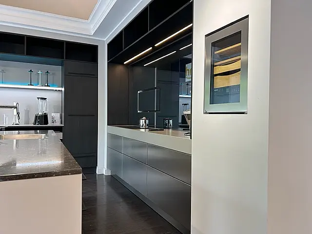Exklusive SieMatic Urban Küche mit integriertem Sony Bildschirm