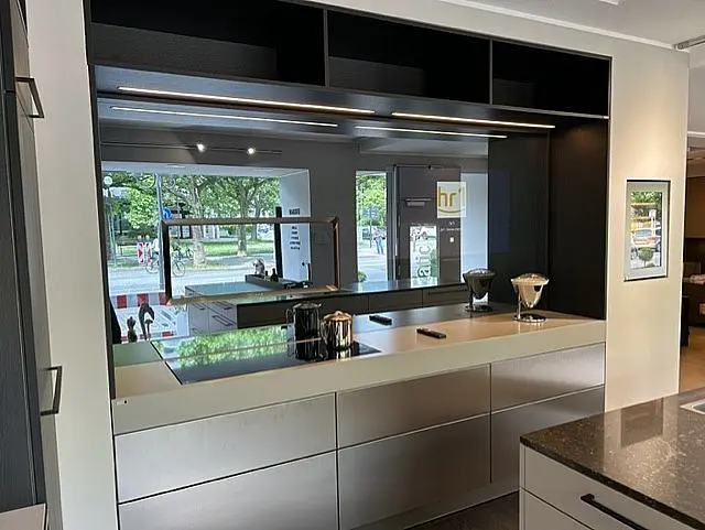 Exklusive SieMatic Urban Küche mit integriertem Sony Bildschirm