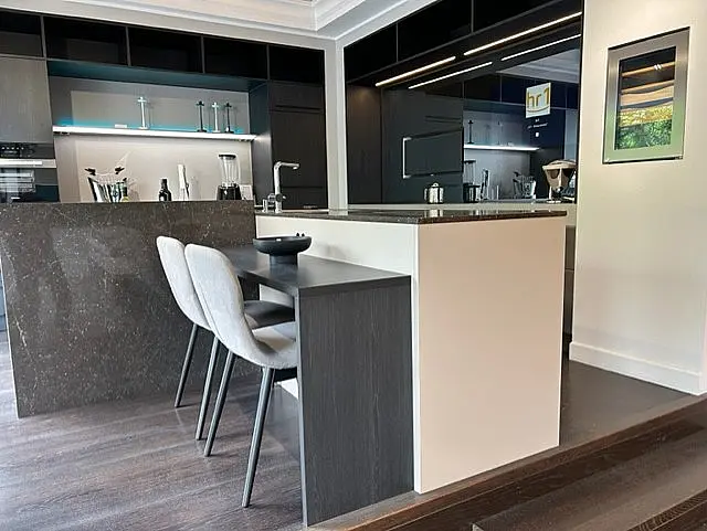 Exklusive SieMatic Urban Küche mit integriertem Sony Bildschirm