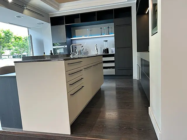 Exklusive SieMatic Urban Küche mit integriertem Sony Bildschirm
