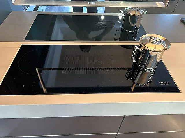 Exklusive SieMatic Urban Küche mit integriertem Sony Bildschirm
