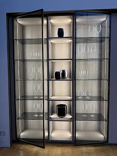 Designküche Hochschrankzeile mit beleuchteten Glasvitrinen
