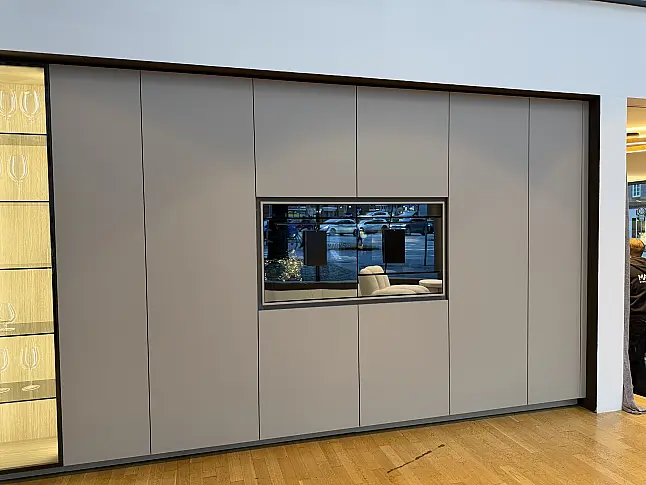Designküche Hochschrankzeile mit beleuchteten Glasvitrinen