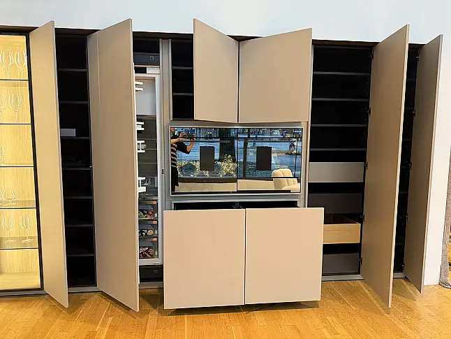 Designküche Hochschrankzeile mit beleuchteten Glasvitrinen