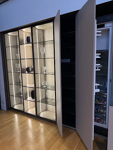 Designküche Hochschrankzeile mit beleuchteten Glasvitrinen