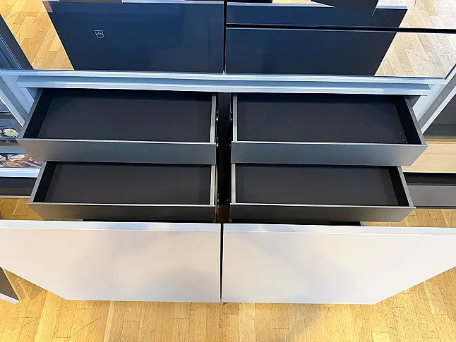 Designküche Hochschrankzeile mit beleuchteten Glasvitrinen