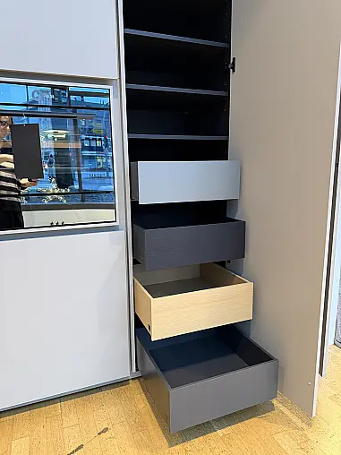 Designküche Hochschrankzeile mit beleuchteten Glasvitrinen