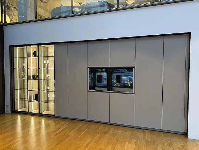 Designküche Hochschrankzeile mit beleuchteten Glasvitrinen