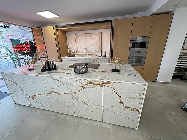moderne Grifflosküche mit Keramikfront und Pocketdoors