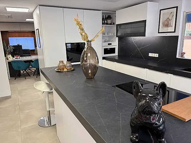 moderne Premiumküche mit High-End-Geräten