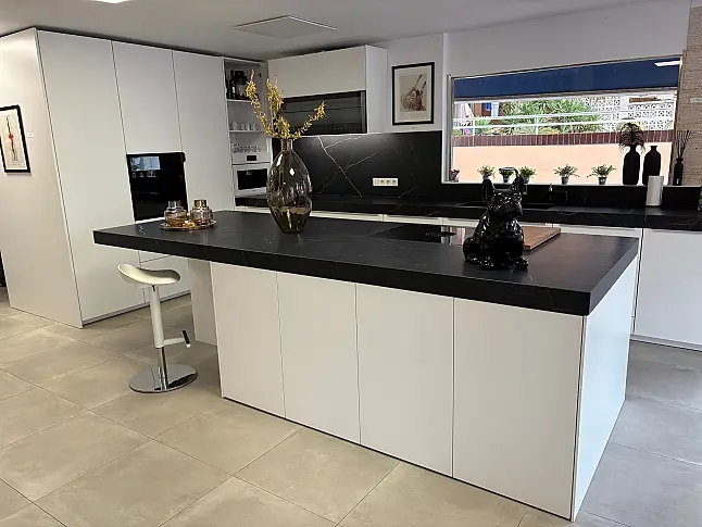 moderne Premiumküche mit High-End-Geräten