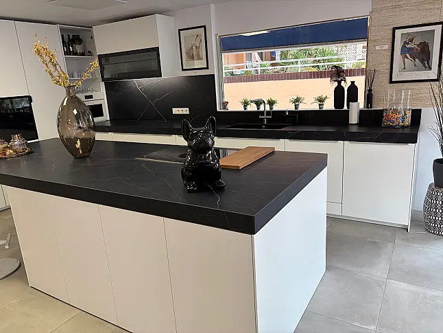 moderne Premiumküche mit High-End-Geräten