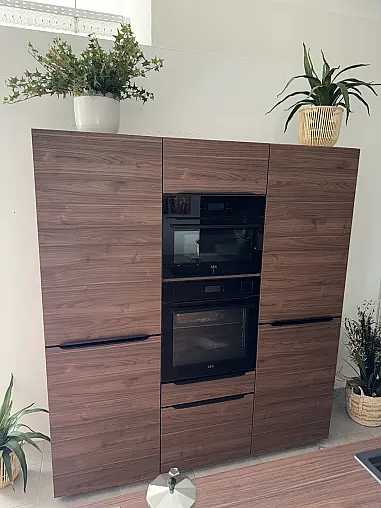 Große Nussbaum-Küche mit Einzelnen Elementen – Eleganz und Flexibilität