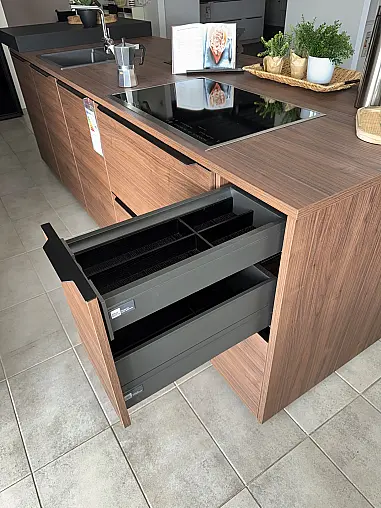 Große Nussbaum-Küche mit Einzelnen Elementen – Eleganz und Flexibilität