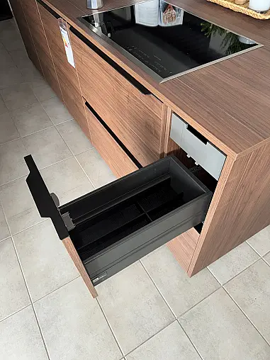 Große Nussbaum-Küche mit Einzelnen Elementen – Eleganz und Flexibilität