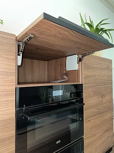 Große Nussbaum-Küche mit Einzelnen Elementen – Eleganz und Flexibilität